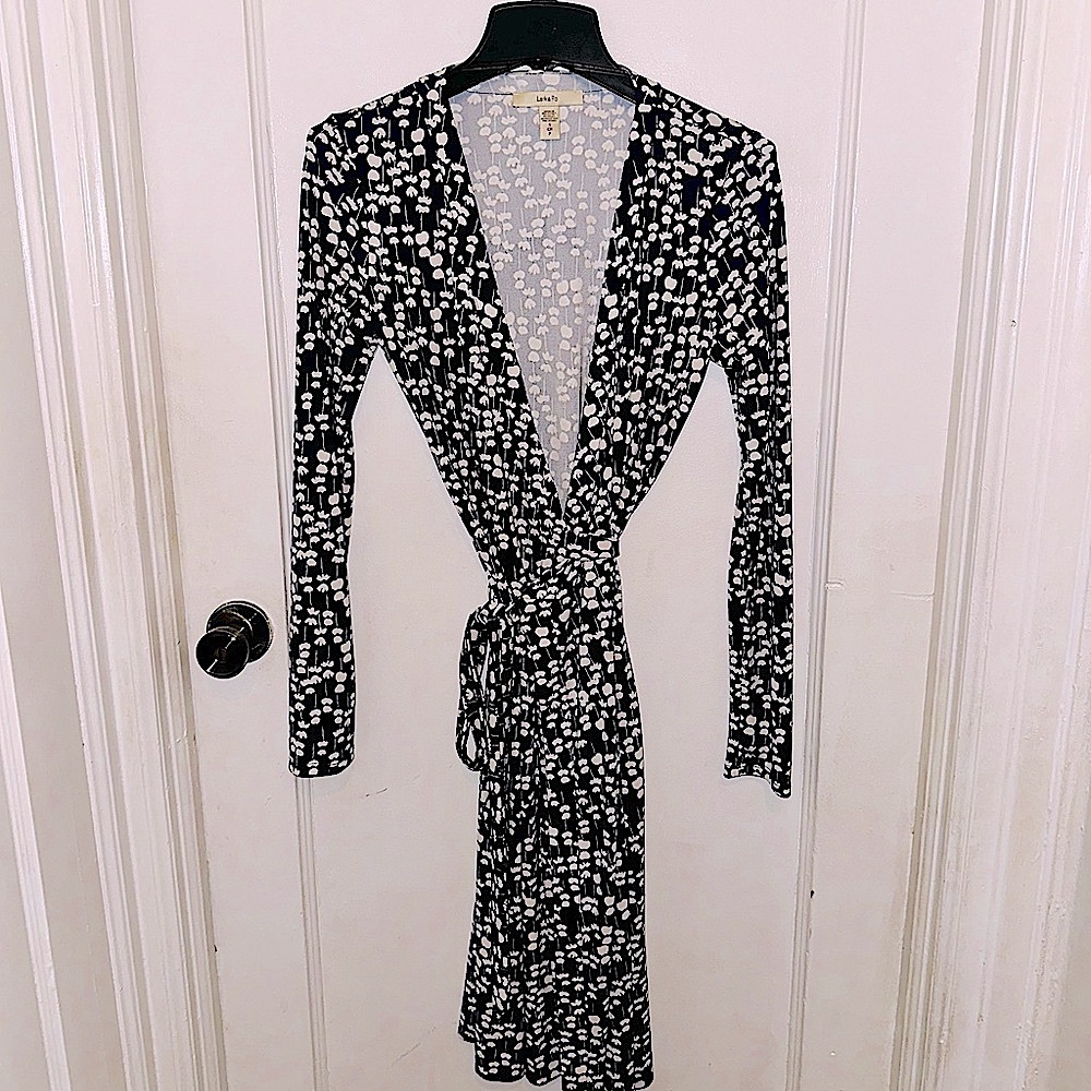 Lark & Ro: V-Neck Floral Wrap Dress